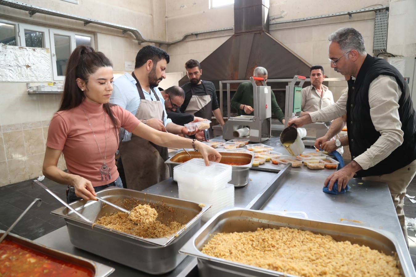Başkan Kuş iftarlıkları hazırlamak için mutfağa girdi
