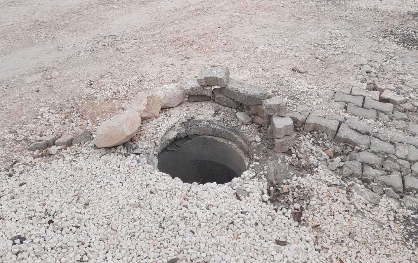 Karaköprü’de hırsızlar mahalledeki rögar kapağını çaldı