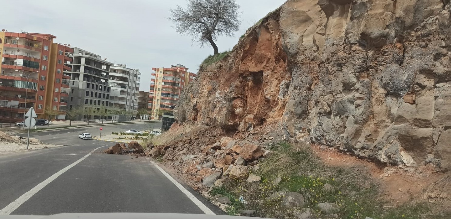 Şanlıurfa’da yolla düşen taşlar tehlike oluşturdu