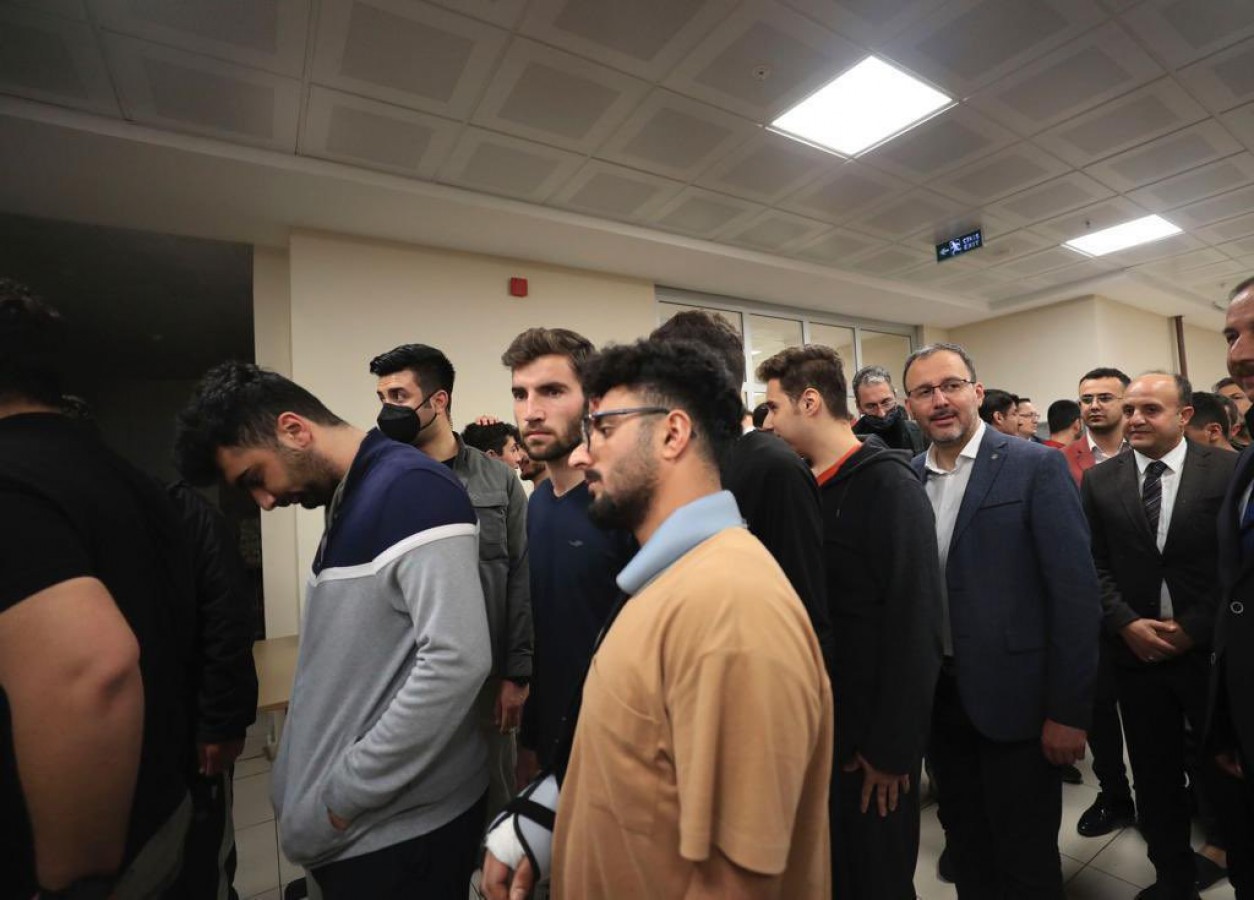 Bakan Kasapoğlu Urfa’da öğrencilerle sahur sırasına girdi