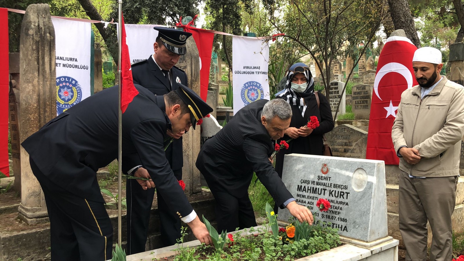 Şanlıurfa’da emniyet teşkilatı şehitliği ziyaret etti
