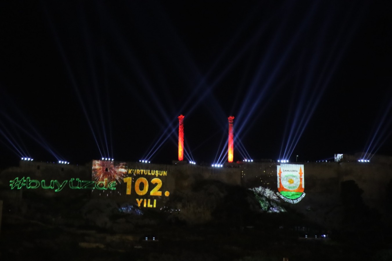 Kurtuluş temalı ışık ve lazer gösterisi tarihi Urfa Kalesi’ne yansıtıldı