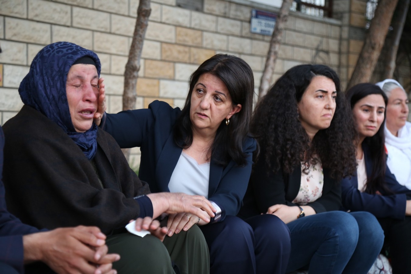 Urfa'da adalet nöbetindeki anneye Pervin Buldan'dan destek
