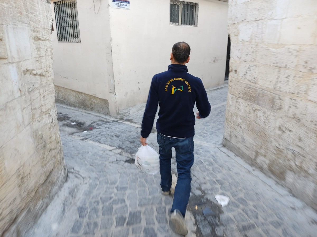 Urfa'da kebapçıdan ihtiyaç sahibi ailelere iftar
