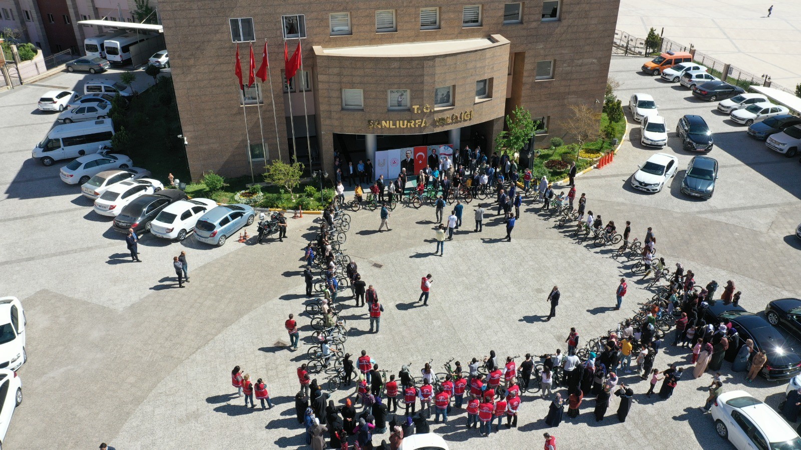 Yetim çocuklar bisikletlerine kavuştu