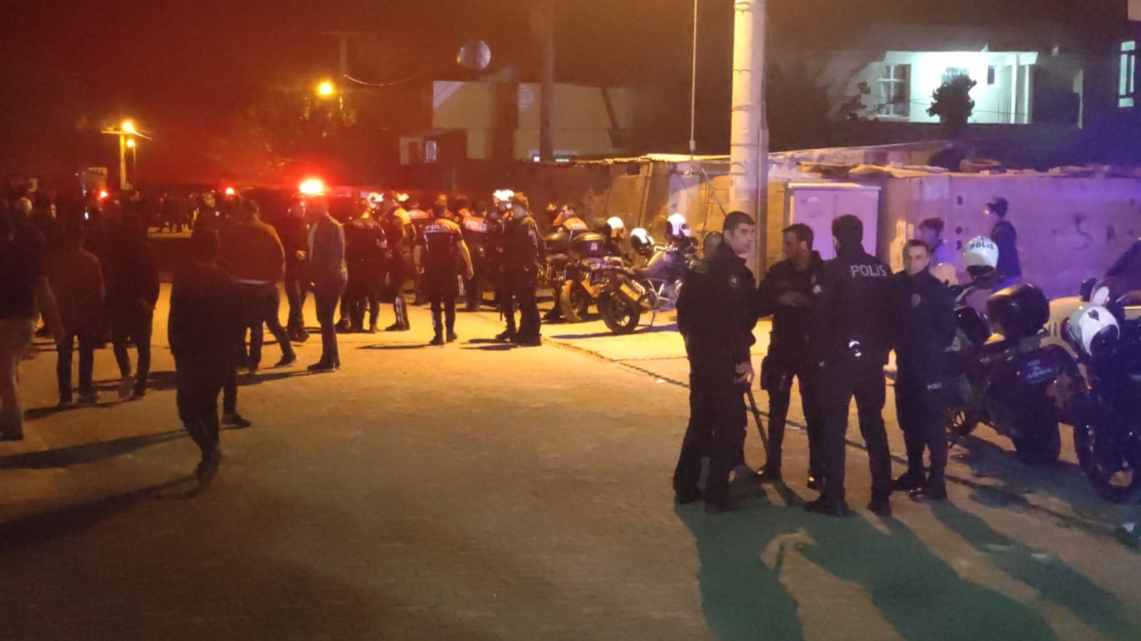 Urfa'da yol verme kavgasında ortalık savaş alanına döndü! Yaralılar var