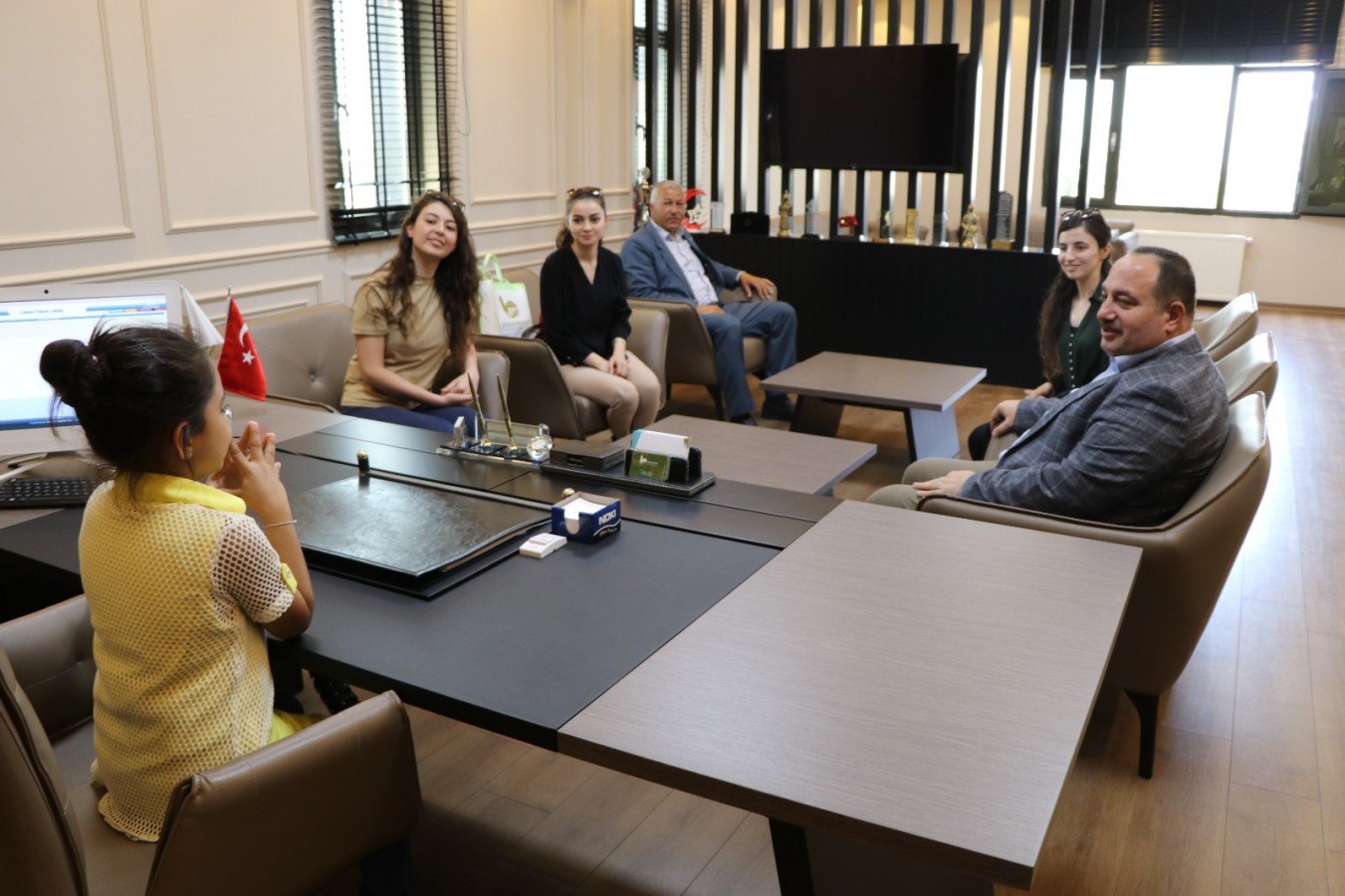 Ekinci, koltuğunu minik Hiranur’a devretti