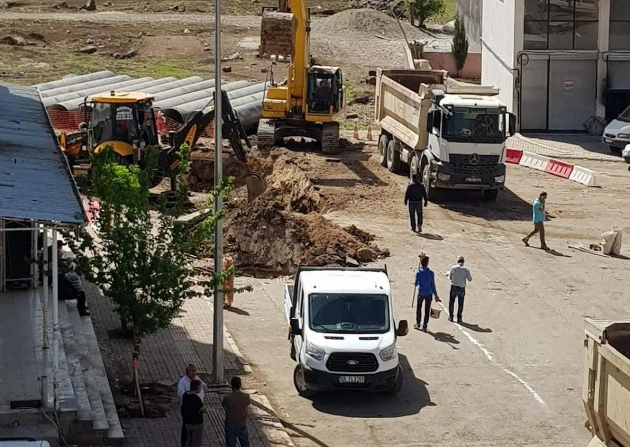 Siverek'te altyapı çalışmasında patladı