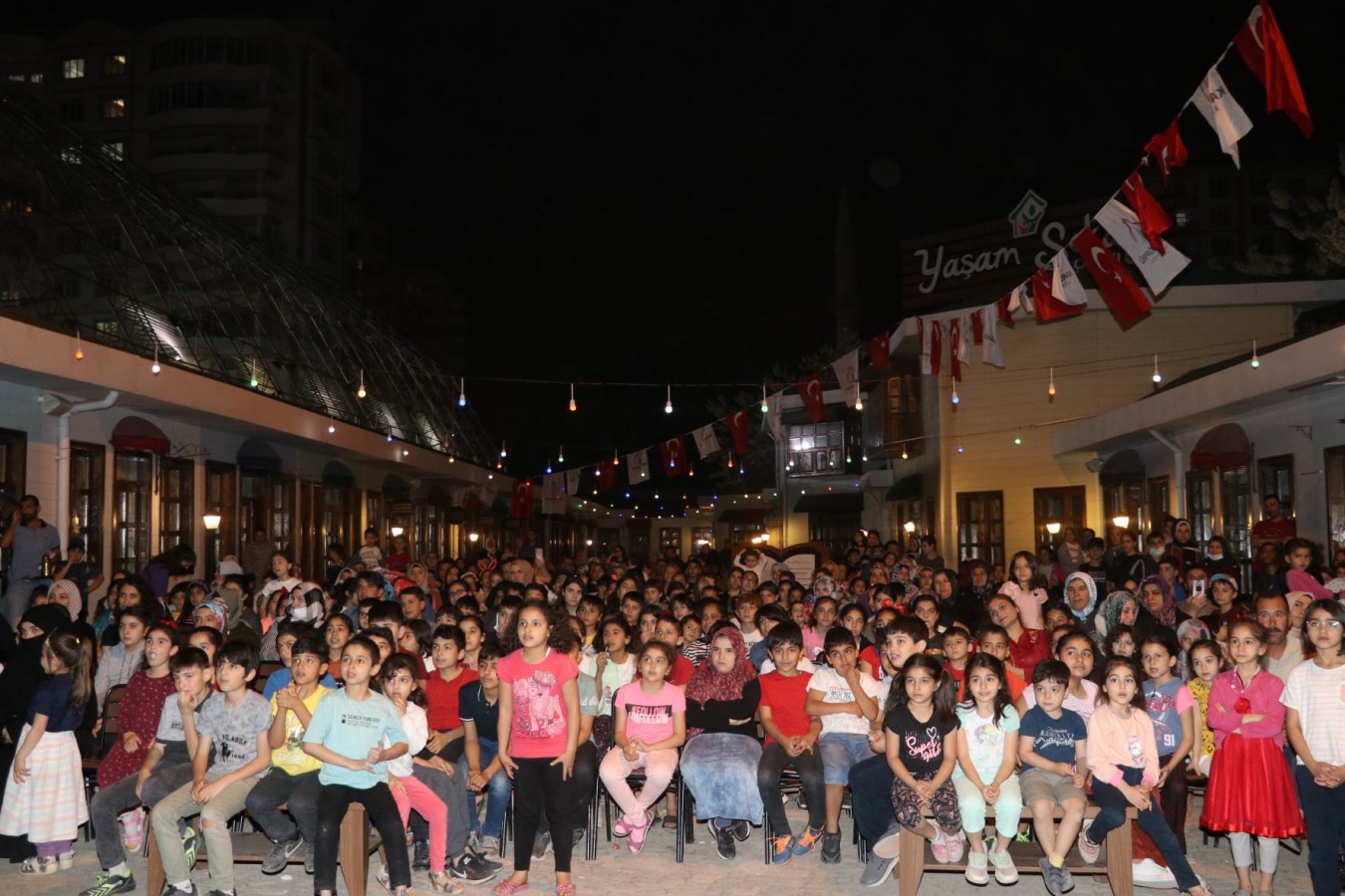 Karagöz Perdesinde Sanatçılar’ oyununa çocuklardan yoğun ilgi