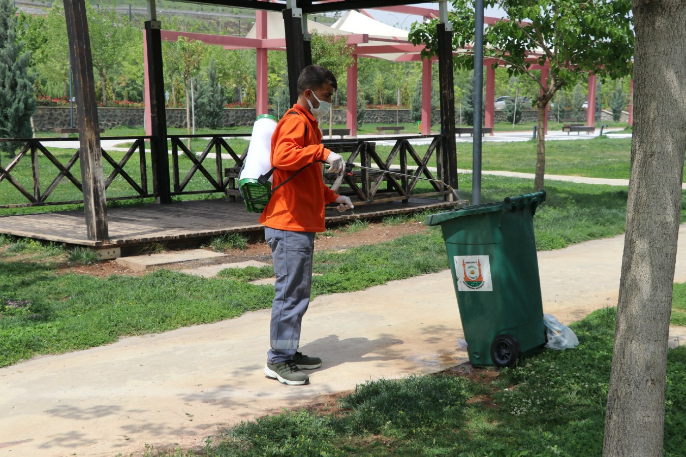 Büyükşehir Belediyesi’nden sinek ve haşerelere karşı ilaçlama