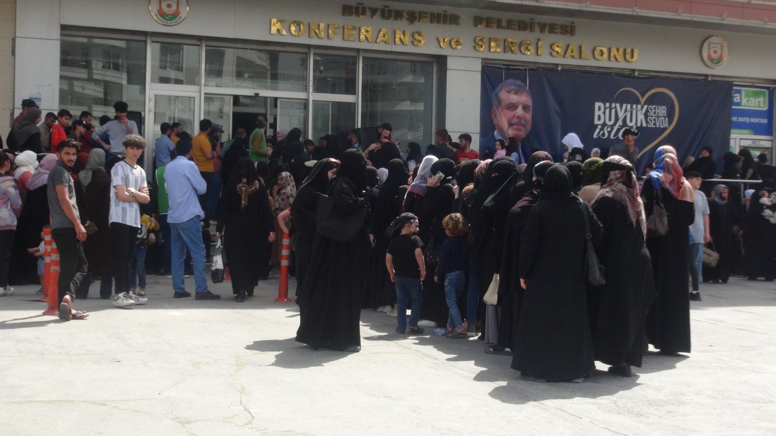 Suriyelilerin yardım kuyruğu
