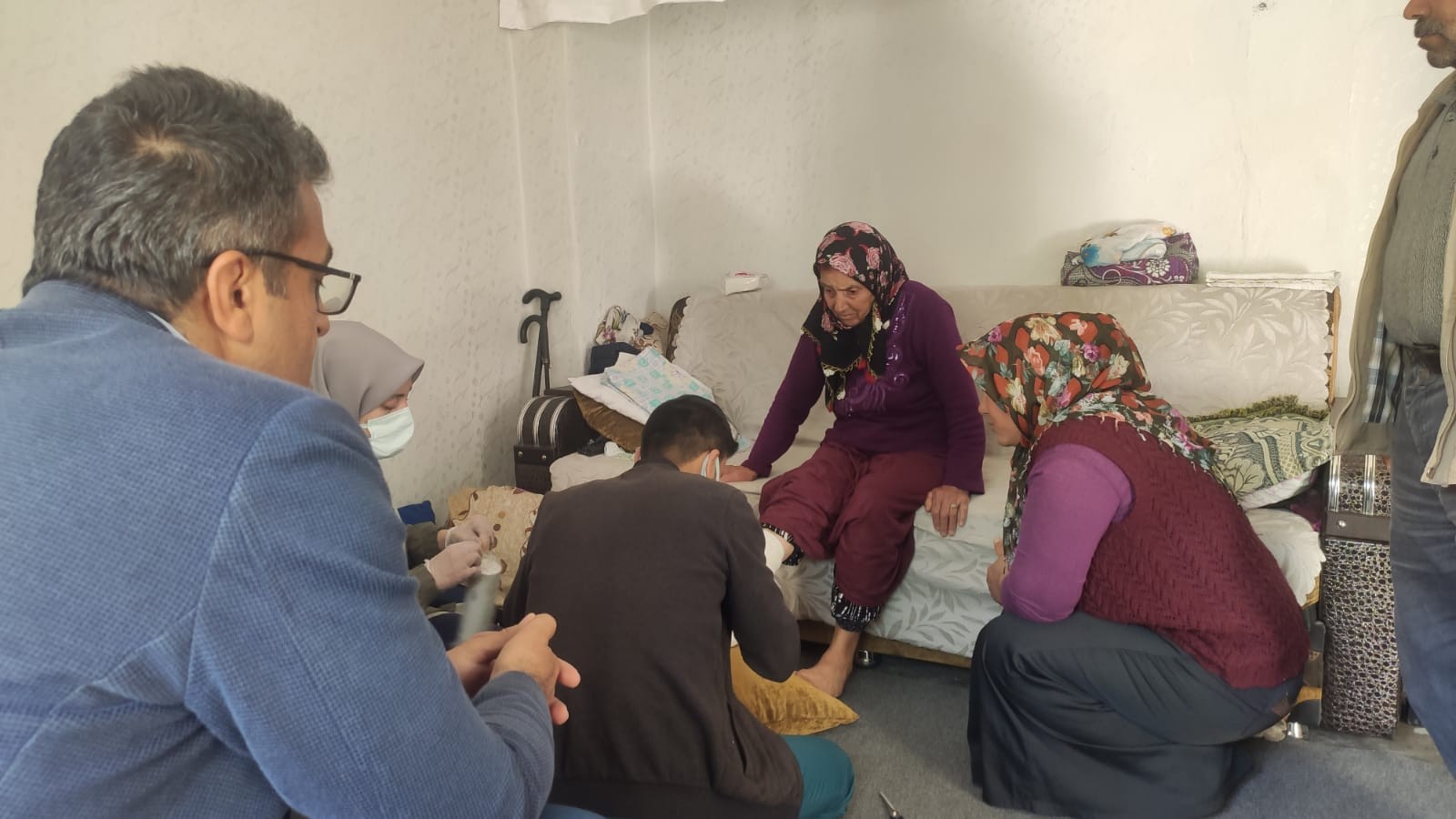 Evde sağlık hizmeti alan vatandaşlara ziyaret