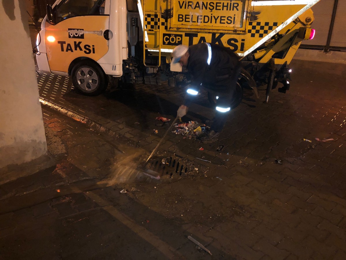 Viranşehir'de kanal ve ızgaralara bakım