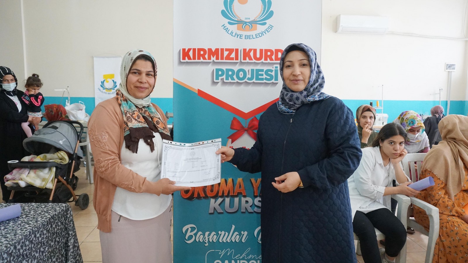 Okuma yazma öğrenen kadınlara sertifika