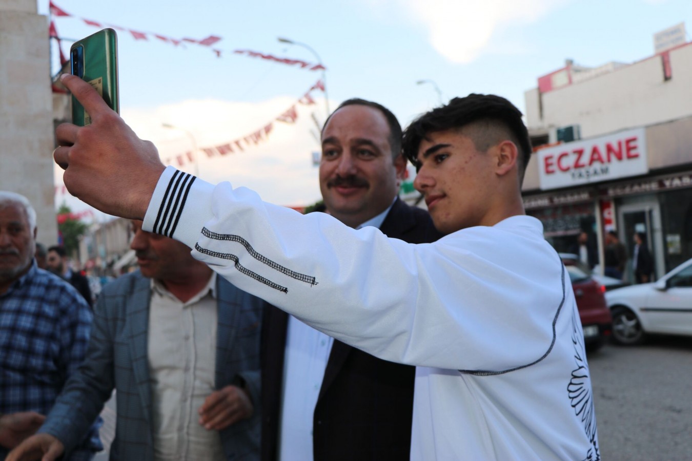 Parklardaki vatandaşlara ücretsiz çay ikramı
