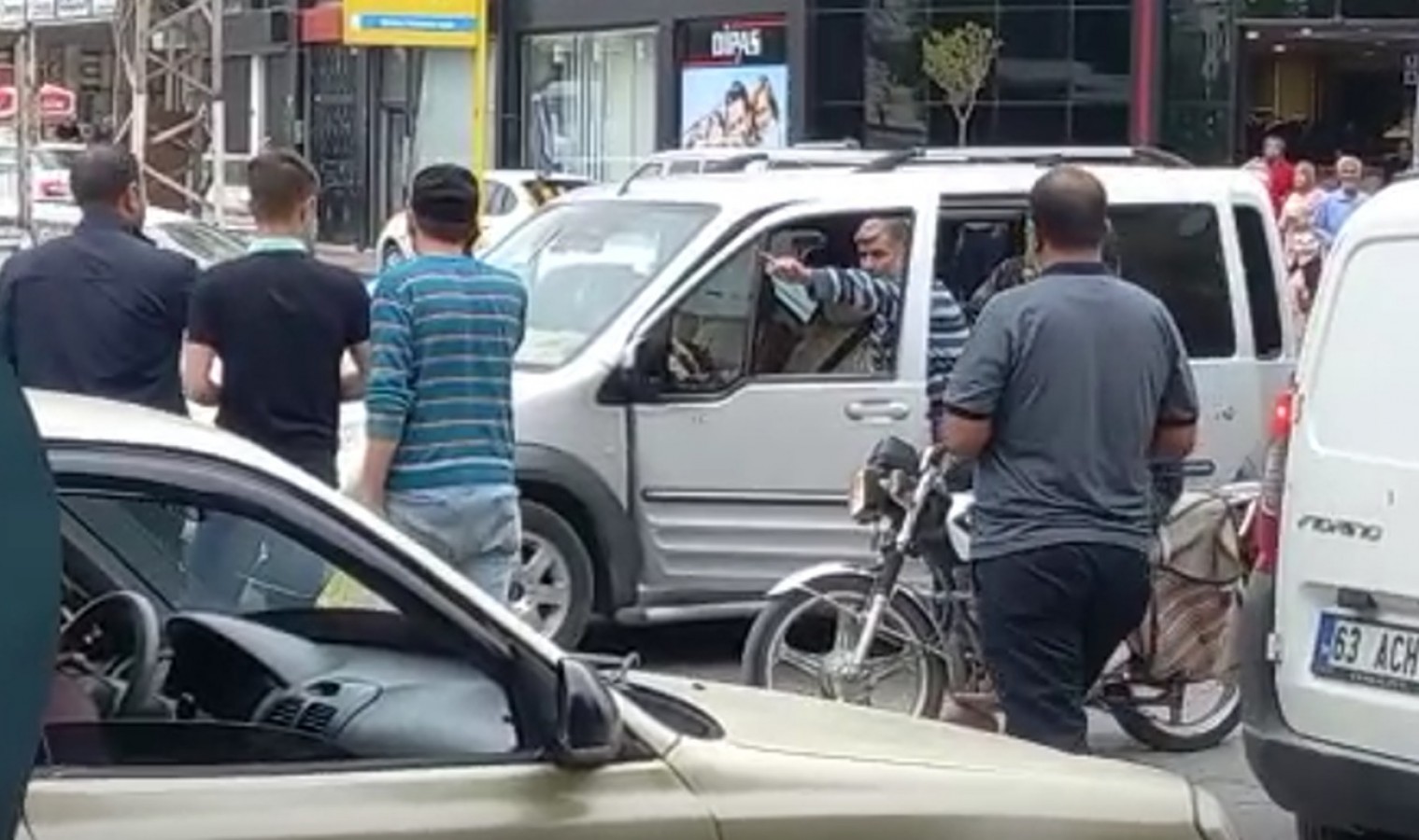 Şanlıurfa’da yol verme tartışması!