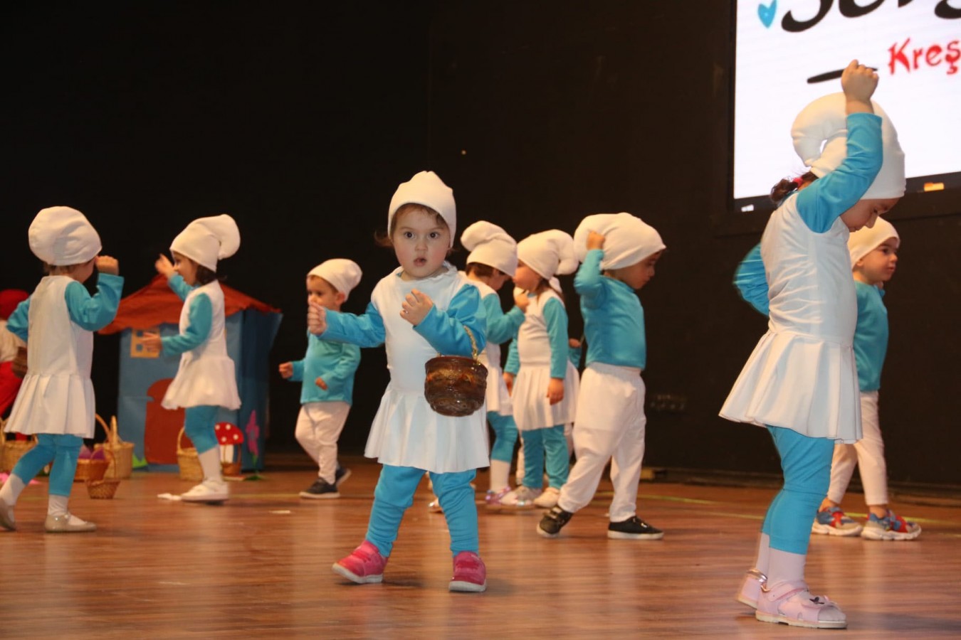 Miniklerin gösterisi izleyenlerden tam not aldı