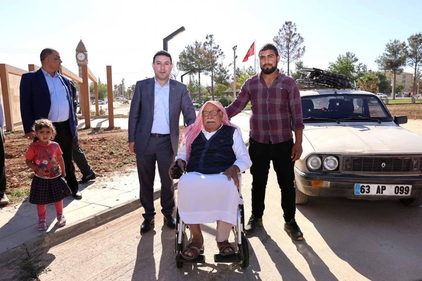 Başkan Özyavuz yaşlı vatandaşın tekerlekli sandalye talebini karşıladı