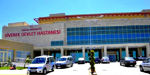 Siverek'te kırmızı ışıkta bekleyen araca arkadan çarptı