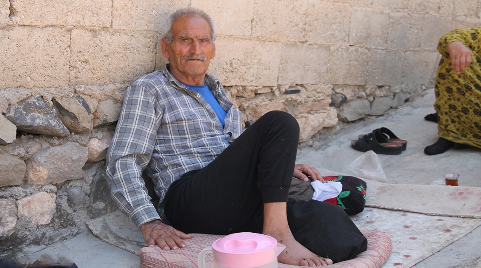 Yardım bekliyor! Tek isteği akülü tekerlekli sandalye