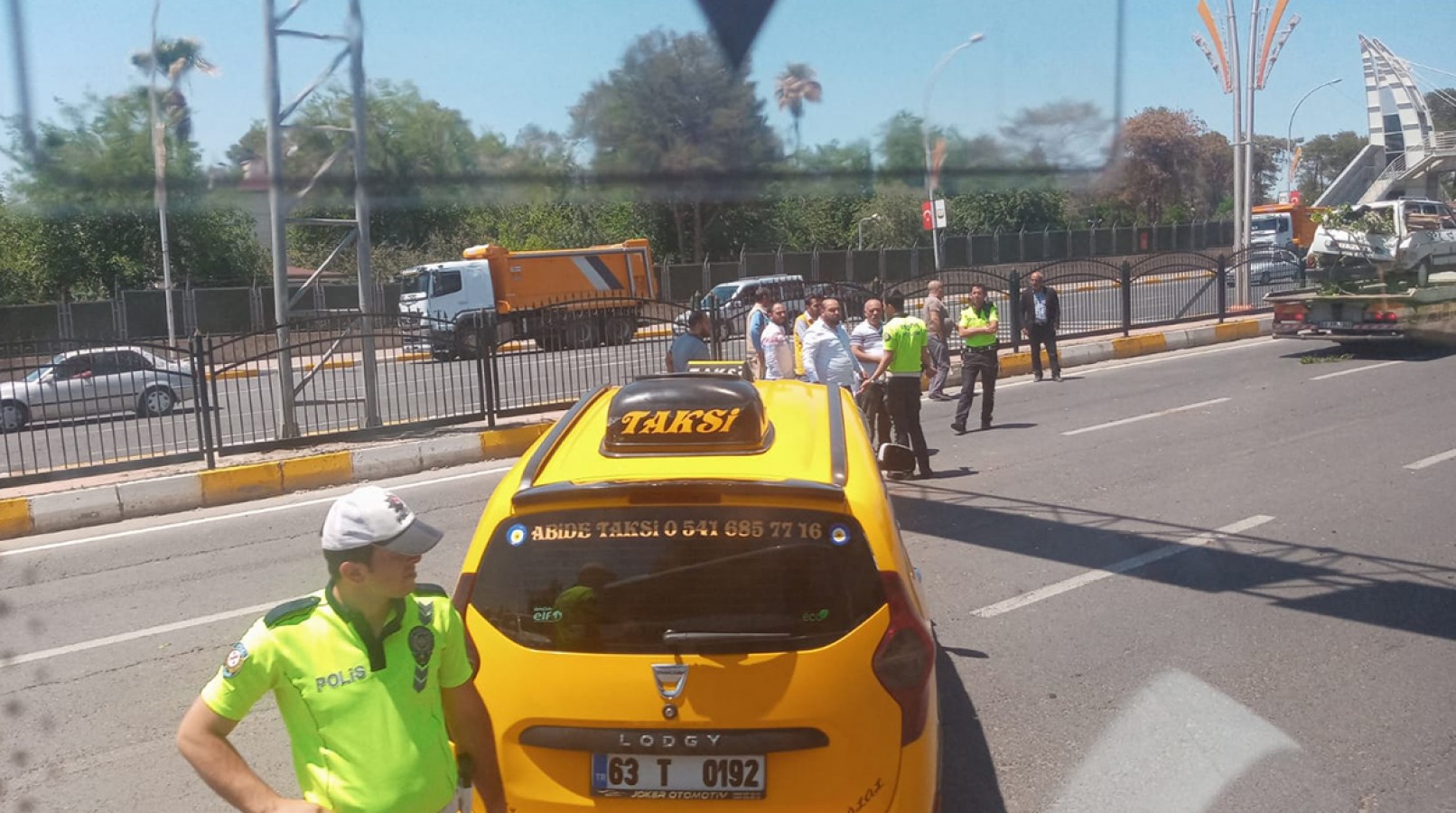 Ticari taksi ile otomobil çarpıştı