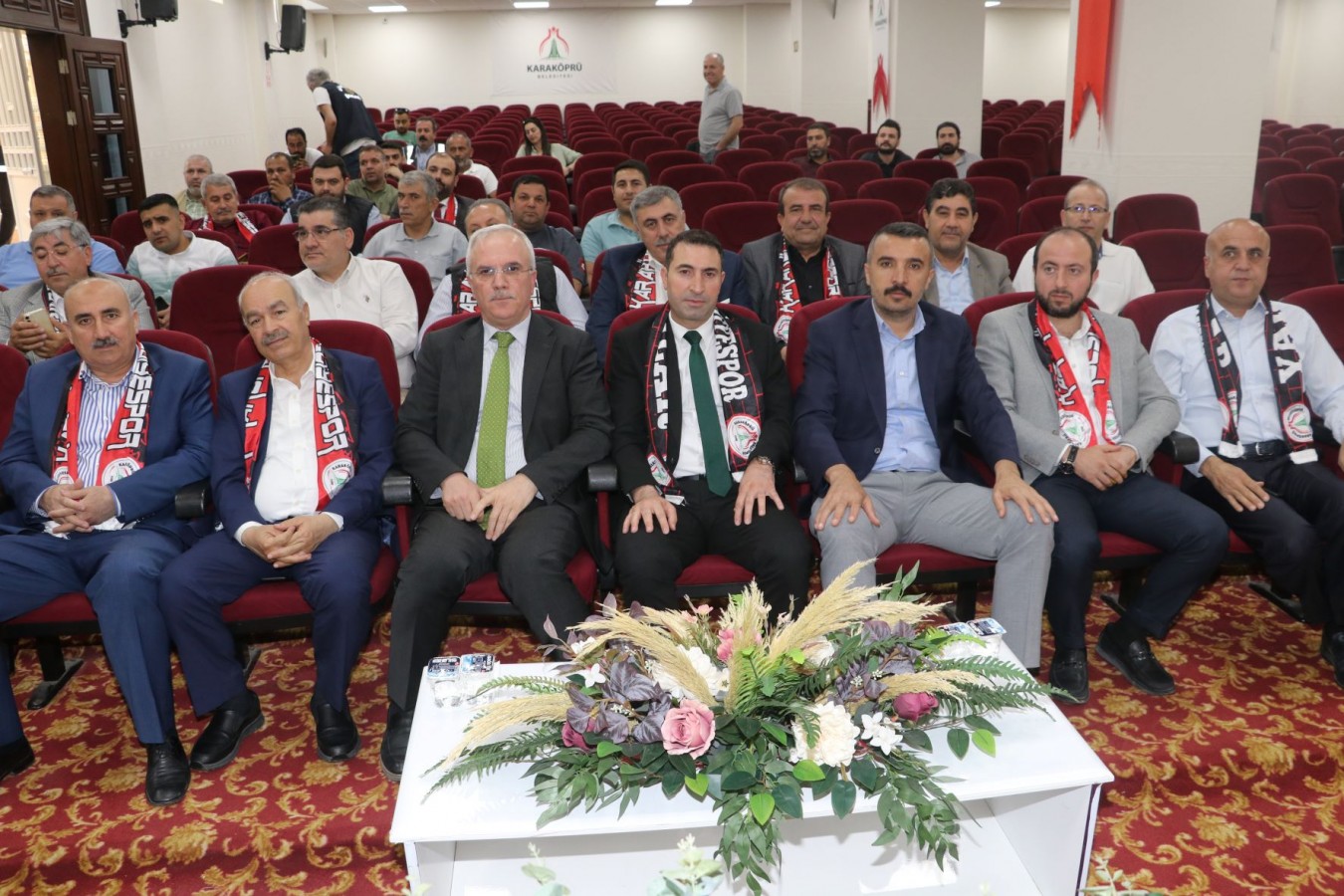 Karaköprü Belediyespor yönetimi güven tazeledi