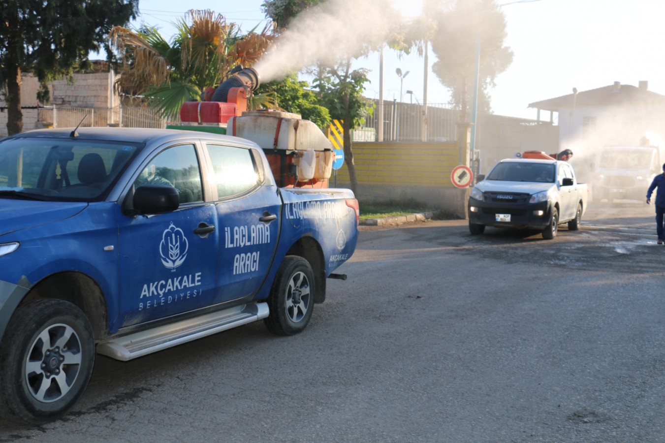 Akçakale’de belediye ekipleri larva ilaçlama çalışması yaptı