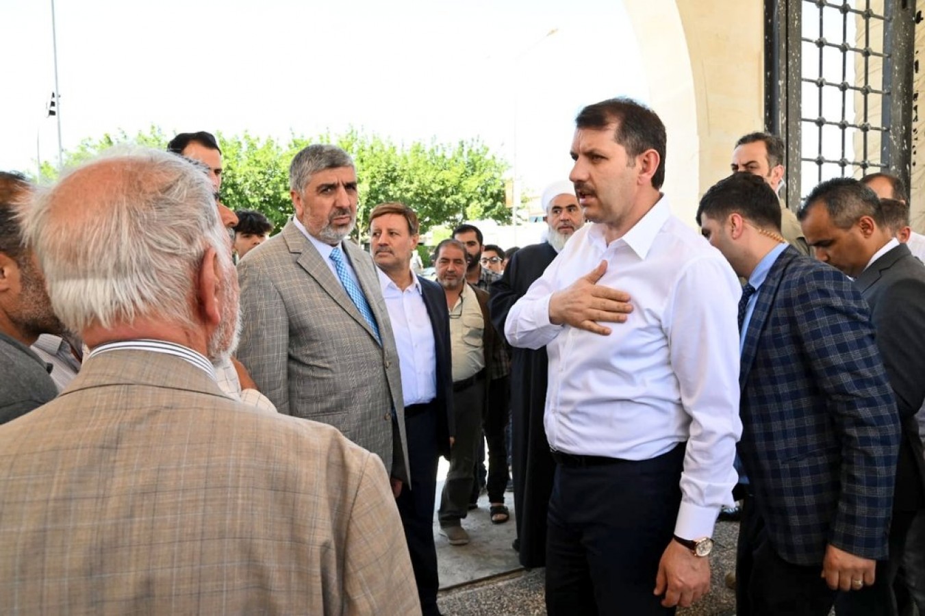 Vali Ayhan namaz sonrası külliyeyi inceledi