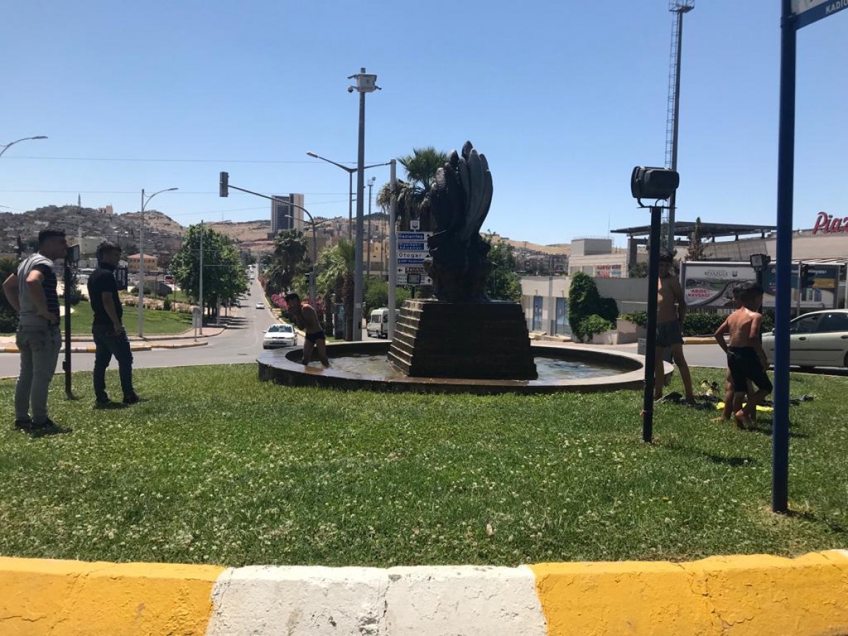 Şanlıurfa'da çocukların tehlikeli su keyfi