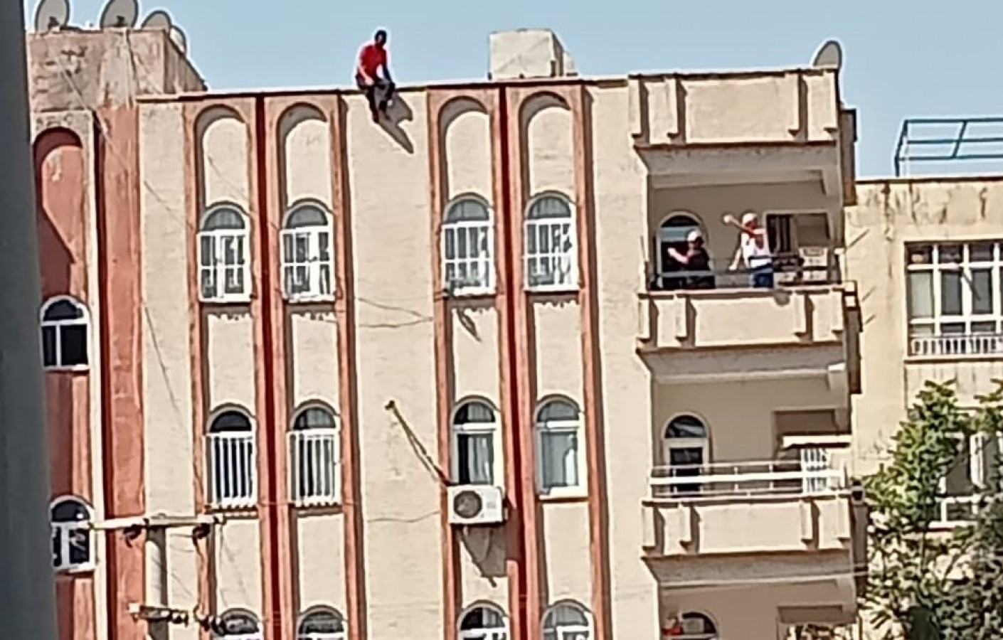 Apartmanın damına çıkıp hayatına son vermek istedi