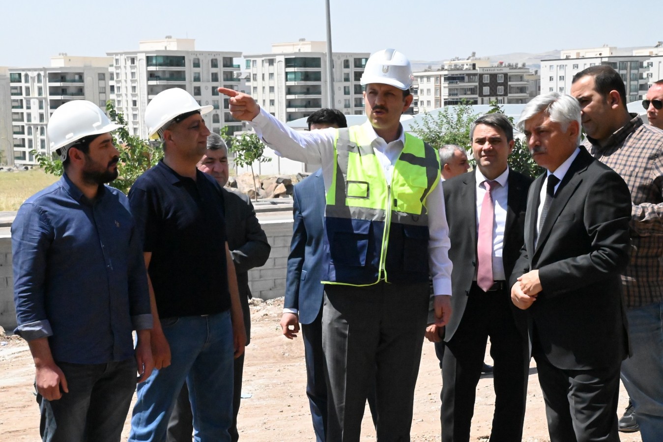Vali Ayhan kentte inşaatı süren okulları inceledi
