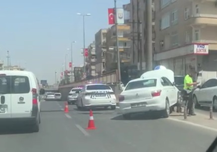 Şanlıurfa'da araç refüje çıktı!
