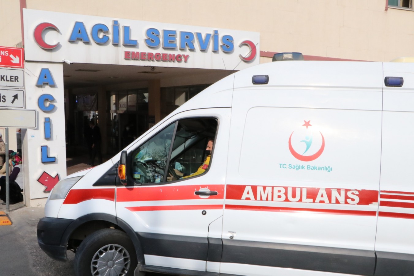 Karaköprü'de yolun karşısına geçen yayaya araç çarptı