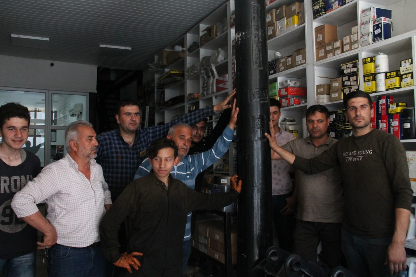 Dükkanın içinde bulunan elektrik direği görenleri şaşırtıyor!