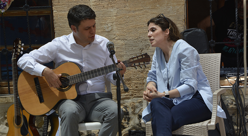 Gitar çalıp eşiyle düet yaptı