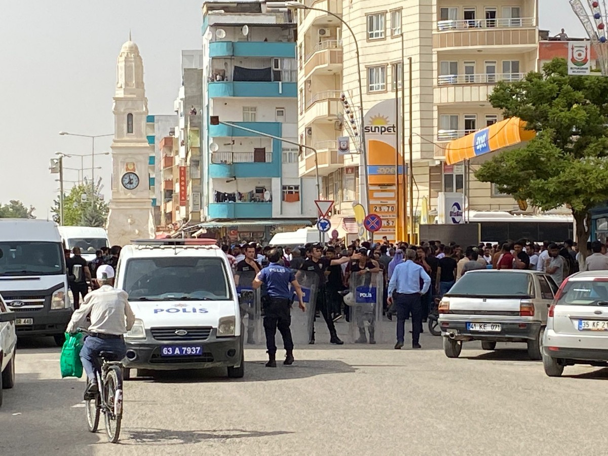 Akçakale’de polis ve jandarma sokağa indi
