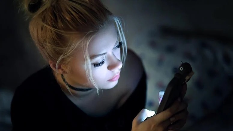 Telefon ekranlarına uzun süre bakanlara uyarı!