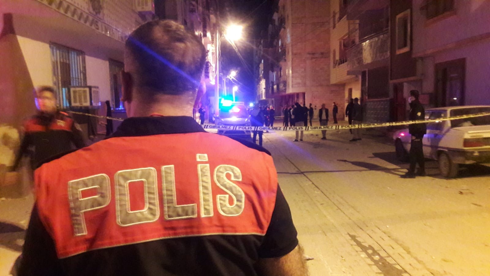 Lise önünde bıçaklı kavga! Yaralılar var