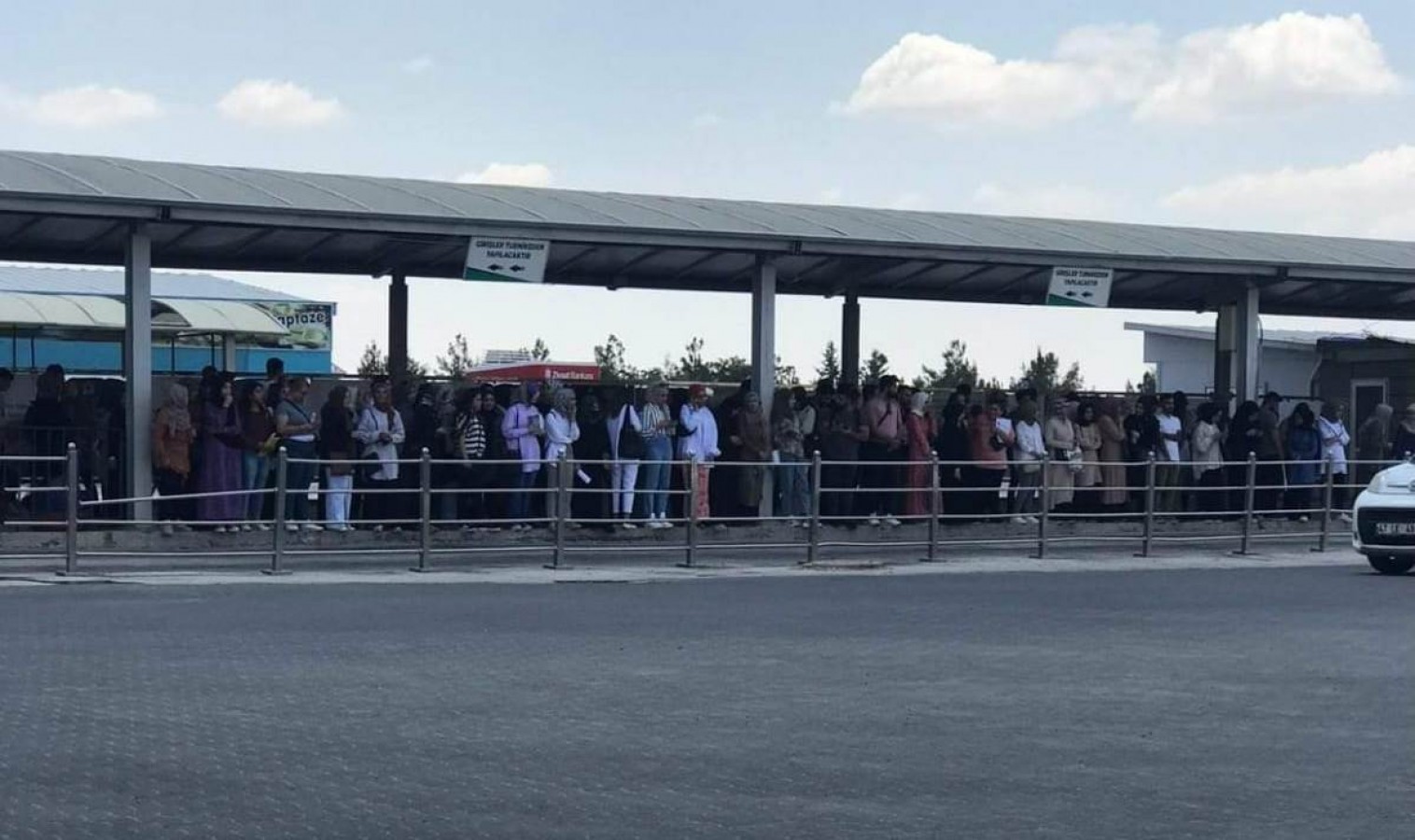 Urfa’da üniversite öğrencilerinin sıcak havada otobüs çilesi!