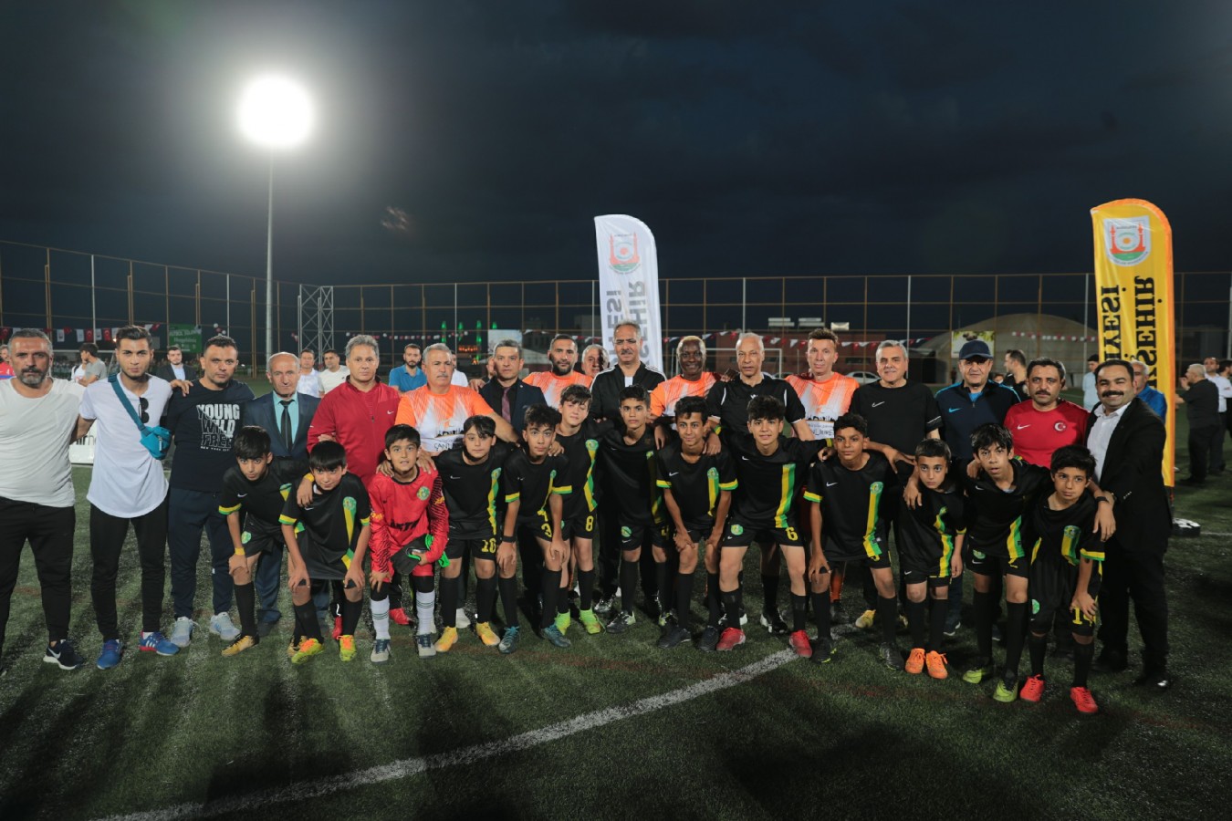 Eski milli futbolcular miniklerle maç yaptı