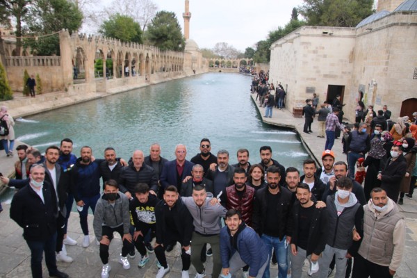 Şanlıurfasporlu futbolcular Balıklıgöl’ü ziyaret etti