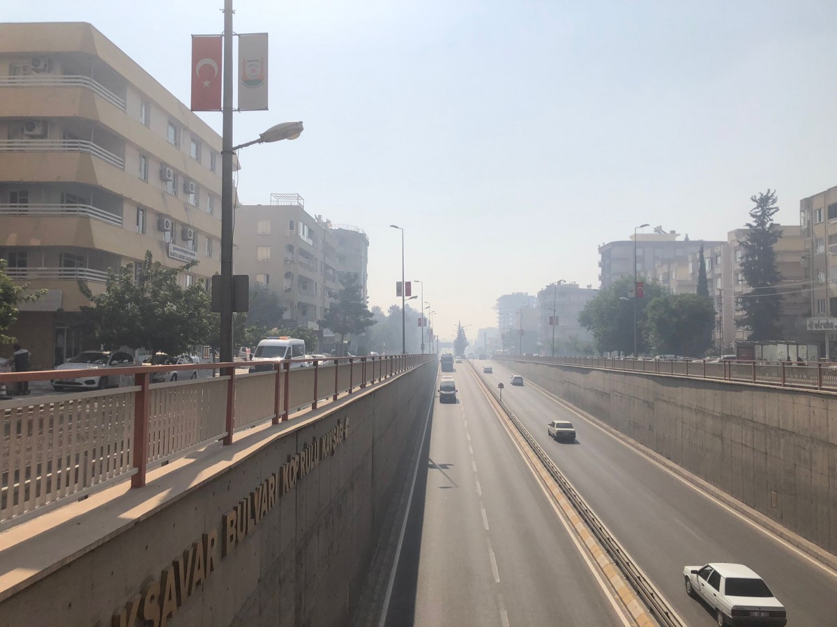 Anız yangını Şanlıurfa'yı dumana bürüdü