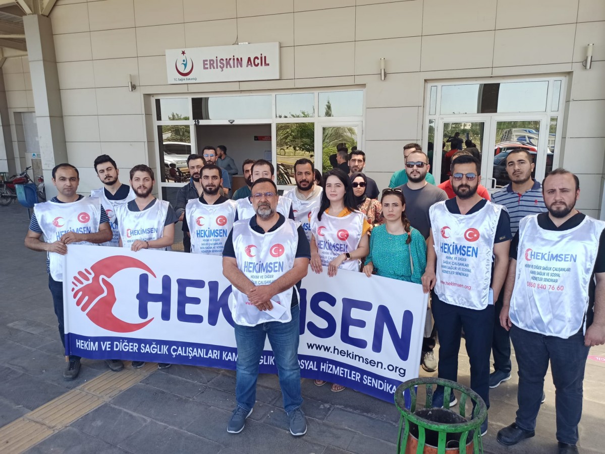 Urfa’da sağlık çalışanları şiddete uğrayan arkadaşları için iş bıraktı