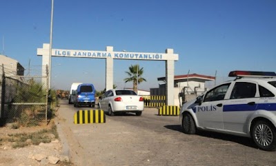 Akçakale’de asker beline koyarken silahın ateş almasıyla yaralandı