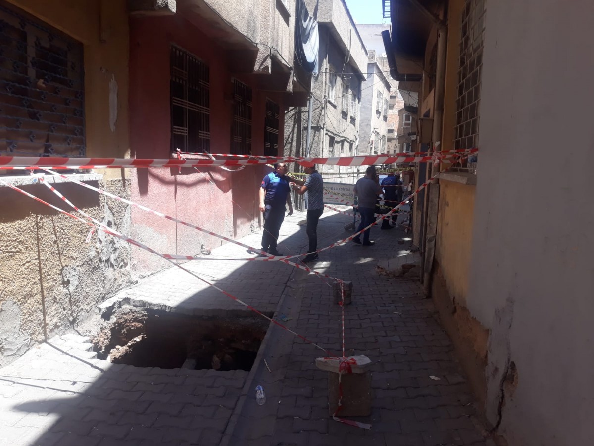 Haliliye'de sokakta oluşan çökme sonrası 14 ev tahliye ediliyor