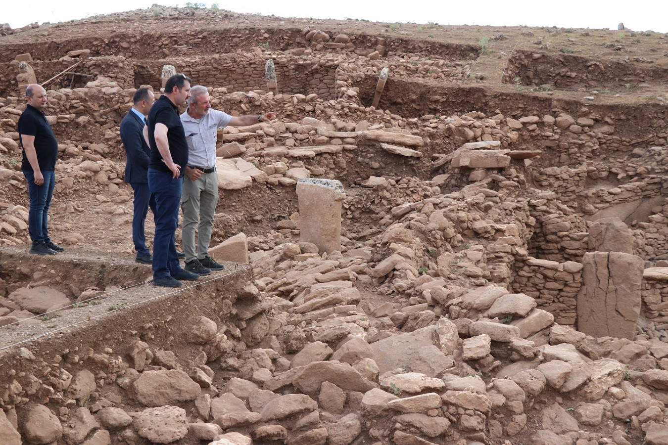 Vali Ayhan Karahantepe'de incelemelerde bulundu