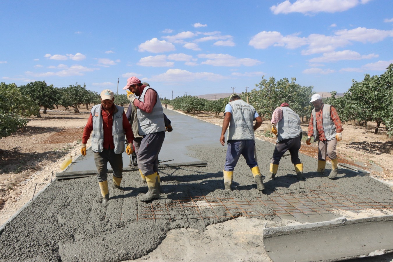 Birecik’te çelik hasırlı beton yol serimi sürüyor