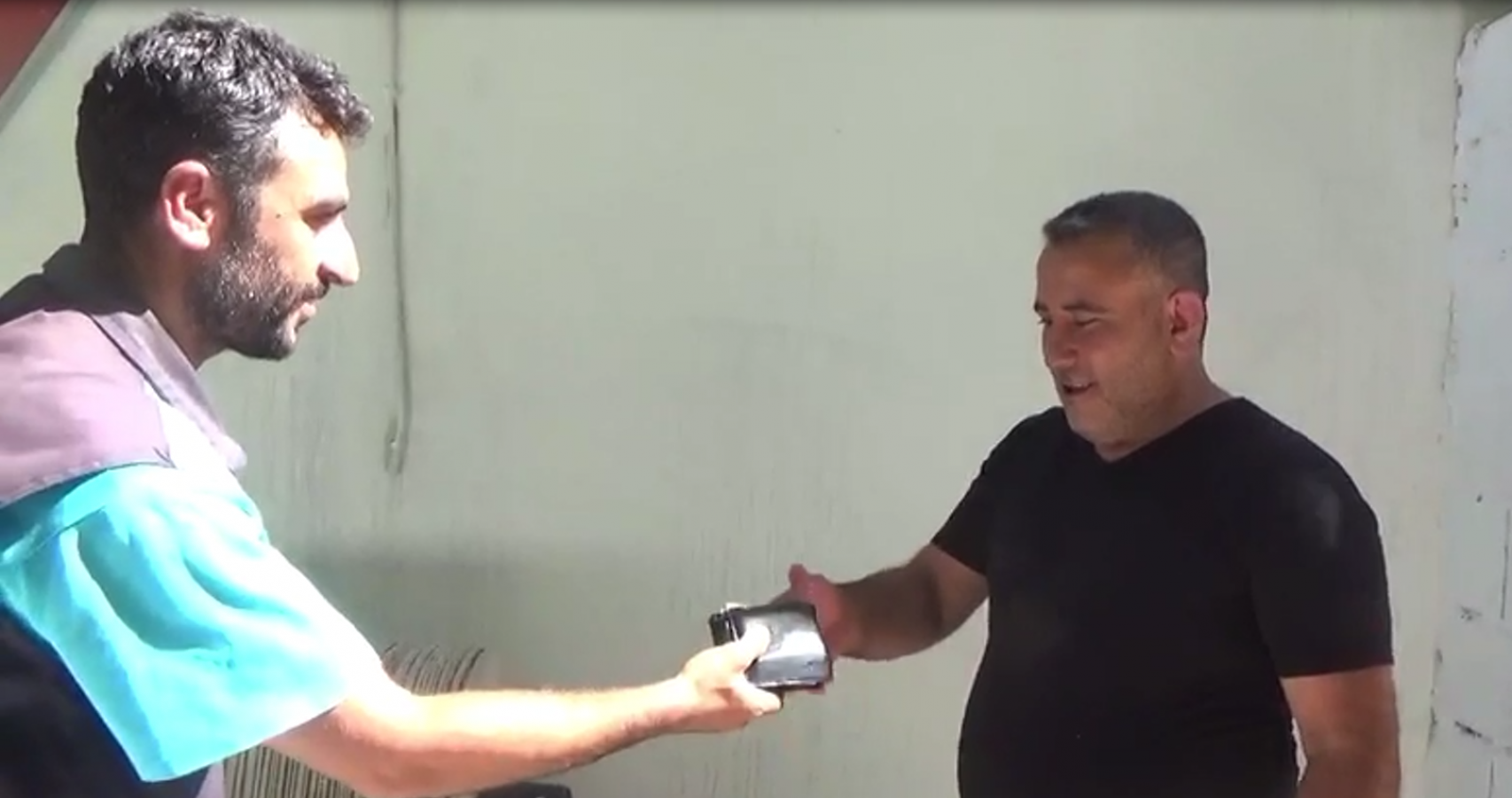 Temizlik işçisi bulduğu para dolu cüzdanı sahibine teslim etti!