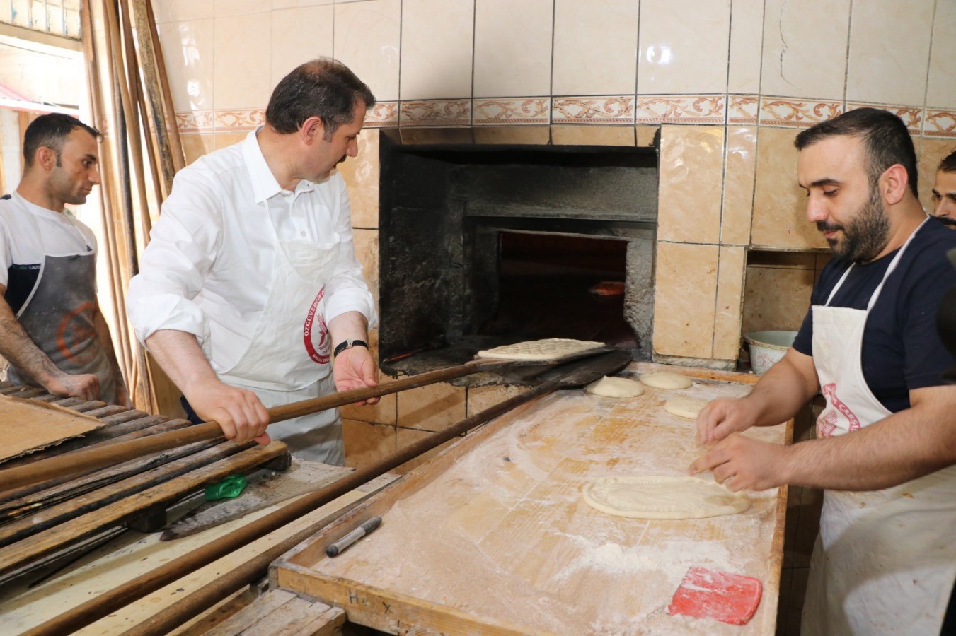 Vali Ayhan, ocağın başına geçip ekmek pişirdi