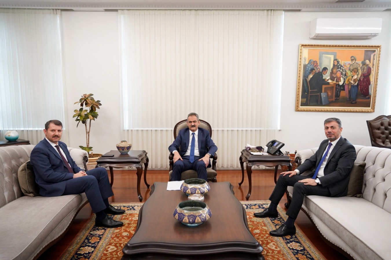 Vali Ayhan, Urfa'ya Bakan'ın desteğiyle dönüyor...